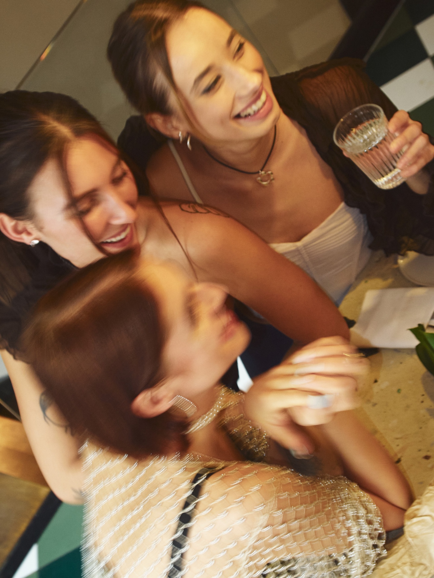 Vrienden delen een moment aan tafel