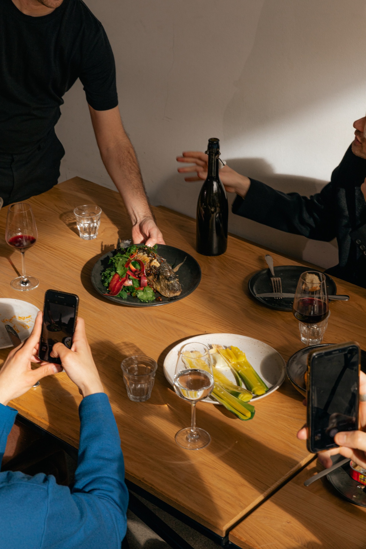 Gasten aan tafel in een restaurant